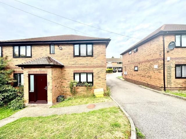 Flat for sale in Hart Hill, Luton
