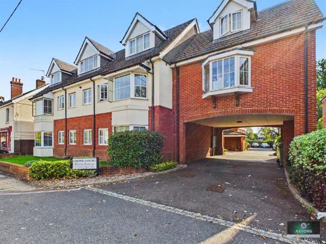 Flat for sale in Three Bridges, Crawley