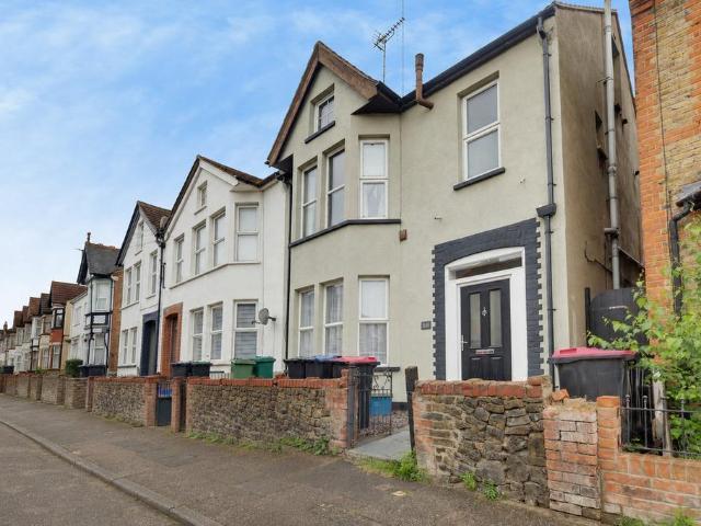 Flat for sale in Alton Barnes, Essex