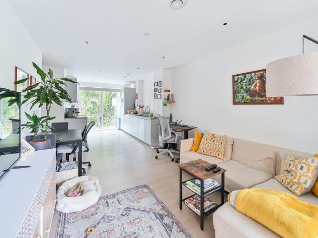 Flat for sale in Camberwell, Greater London