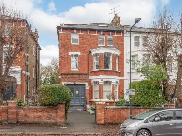 Flat for sale in Brondesbury Park, Greater London