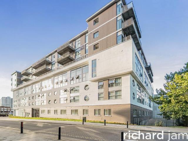 Flat for sale in Walcot West, Swindon