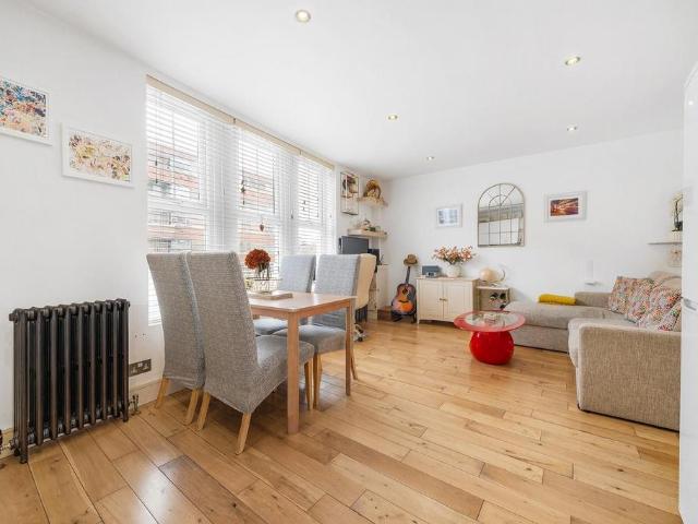 Flat for sale in Clapham, Greater London