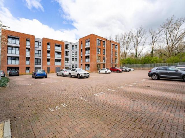 Flat for sale in Elstree and Borehamwood, Borehamwood
