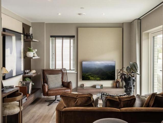 Flat for sale in Strawberry Hill, Greater London