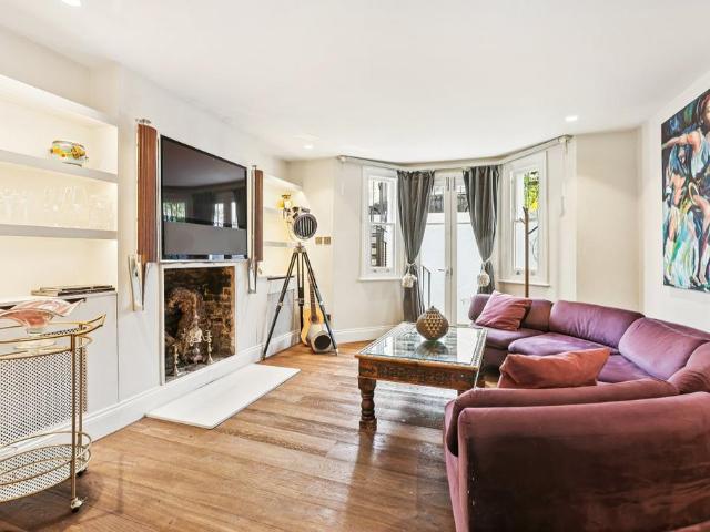 Flat for sale in Brompton, Greater London