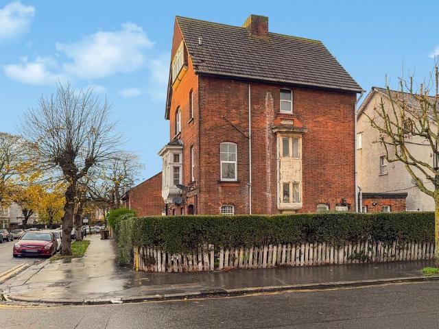 Flat for sale in London Borough of Croydon, Thornton Heath
