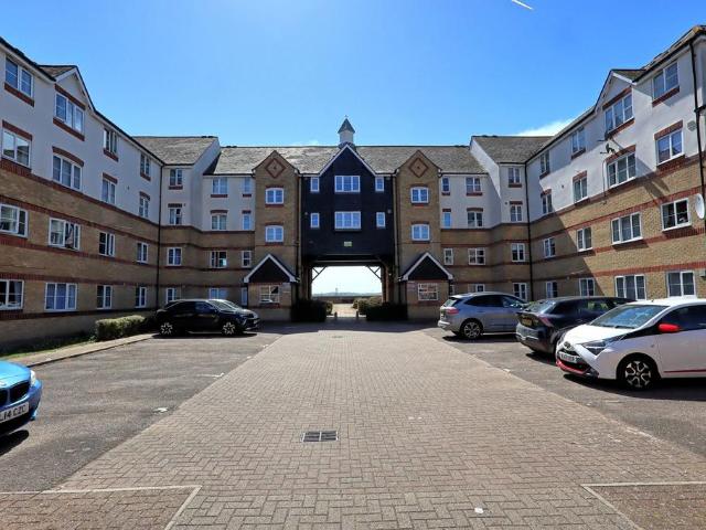 Flat for sale in Grays, Essex