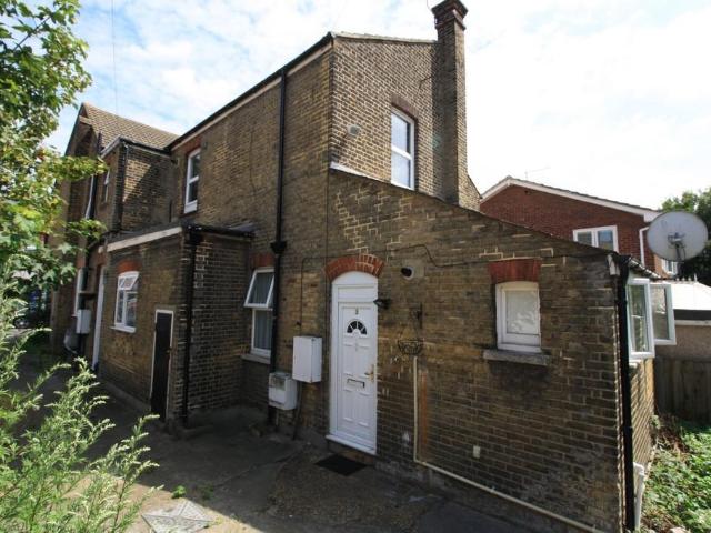 Flat for sale in Badgers Dene, Grays