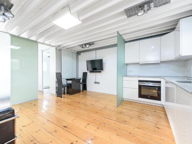 Flat for sale in The Hale, Mill Hill
