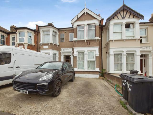 Flat for sale in Gants Hill, Greater London
