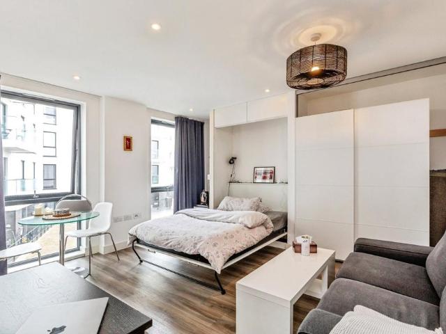Flat for sale in Canon's Marsh, Bristol