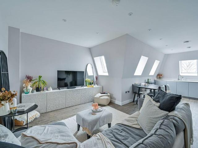 Flat for sale in Tolworth, Greater London