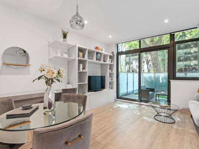 Flat for sale in London Borough of Hounslow, Greater London