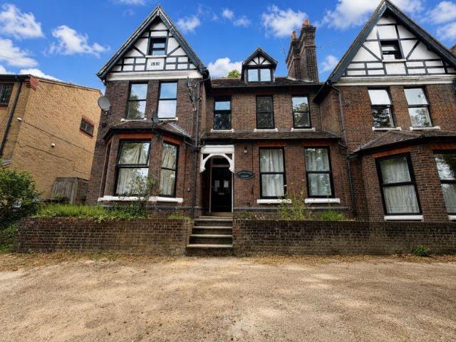 Flat for sale in Spring Park, Luton