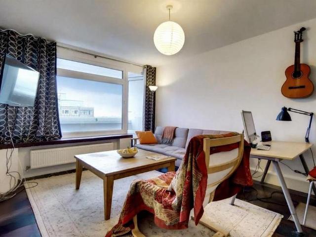 Flat for sale in Roehampton, Greater London