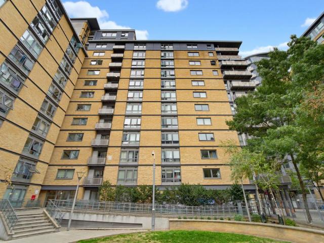 Flat for sale in London Borough of Ealing, Greater London