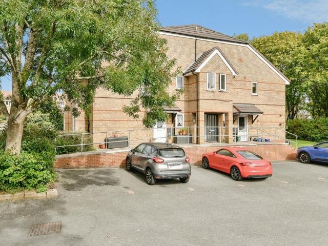 Flat for sale in St Nicholas, Stevenage