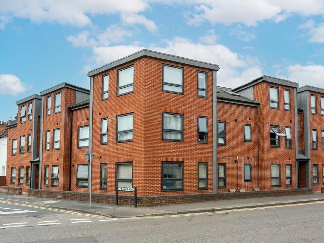 Flat for sale in North Watford, Hertfordshire