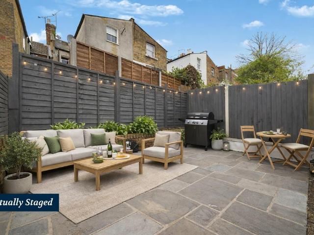Flat for sale in Kilburn, Greater London