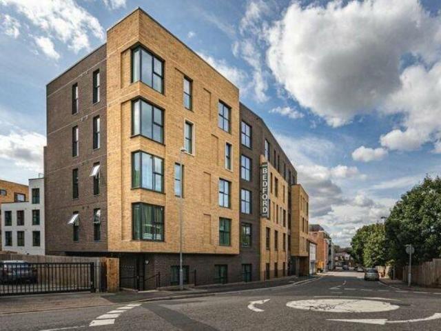 Flat for sale in Spring Park, Luton