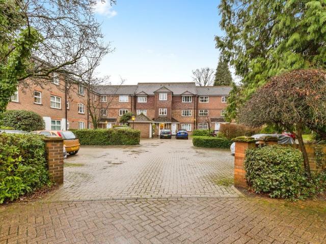 Flat for sale in Littlehaven, Horsham