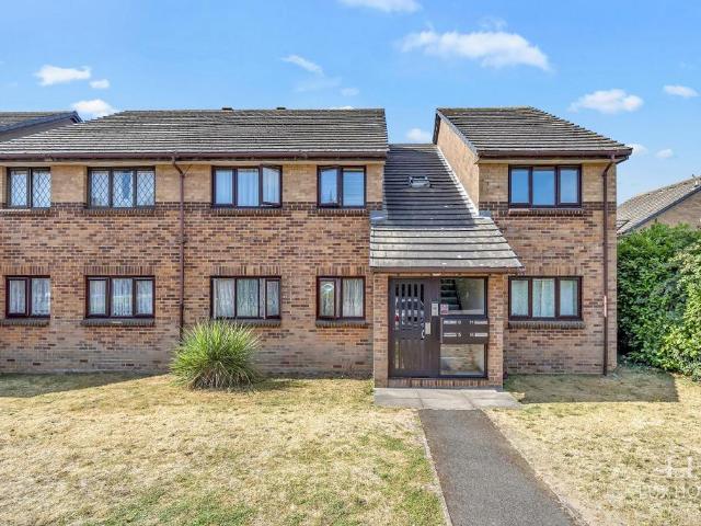 Flat for sale in Elm Park, Greater London