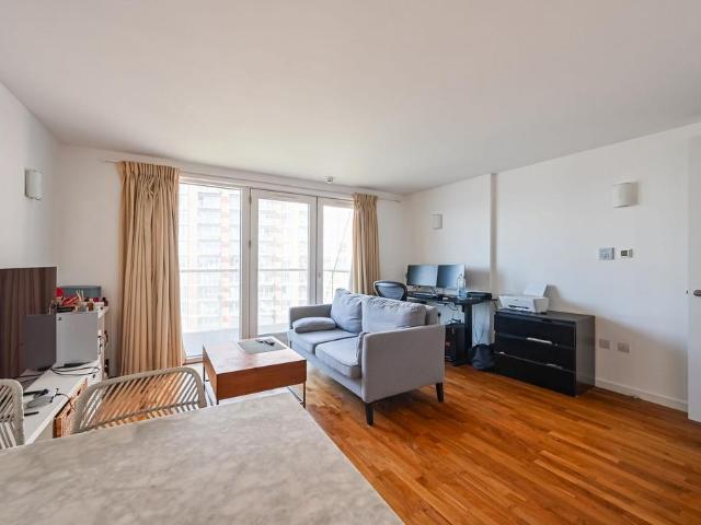 Flat for sale in Greenwich Peninsula, Greater London