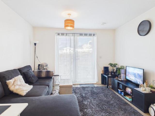 Flat for sale in Elstree and Borehamwood, Borehamwood