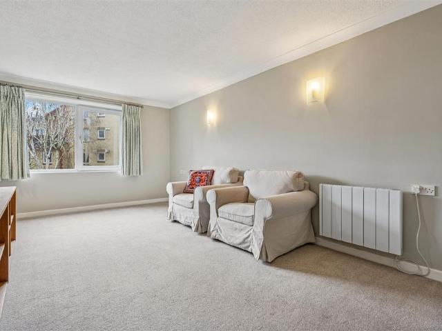 Flat for sale in London Borough of Hounslow, Greater London