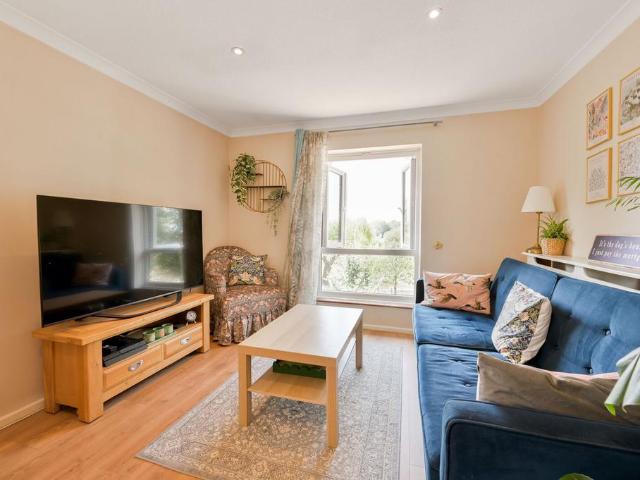 Flat for sale in London Borough of Hounslow, Greater London