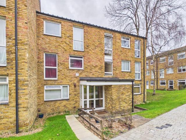 Flat for sale in London Borough of Croydon, Forestdale