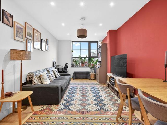 Flat for sale in Old Ford, Bow