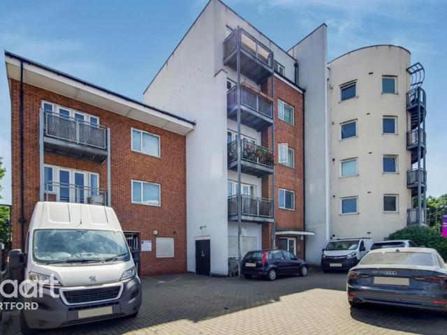 Flat for sale in Erith, North End