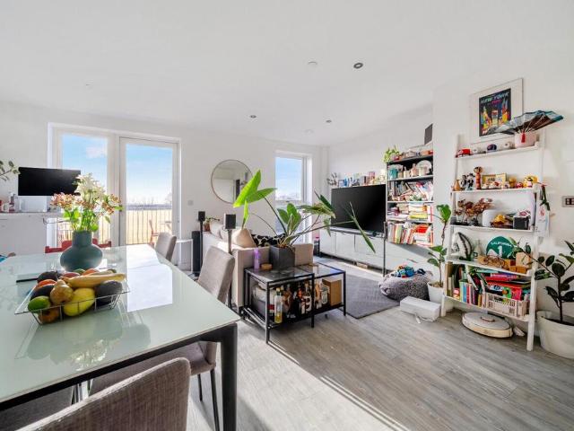 Flat for sale in London Borough of Ealing, Greater London