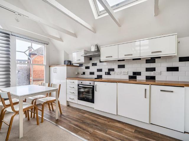 Flat for sale in Holloway Hill, Fole