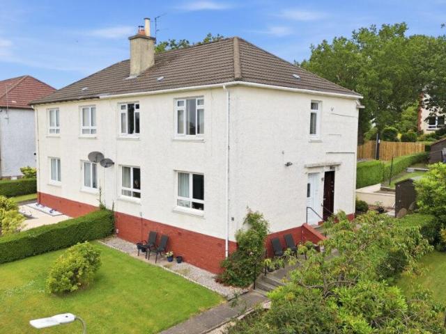 Flat for sale in Duntocher, Scotland