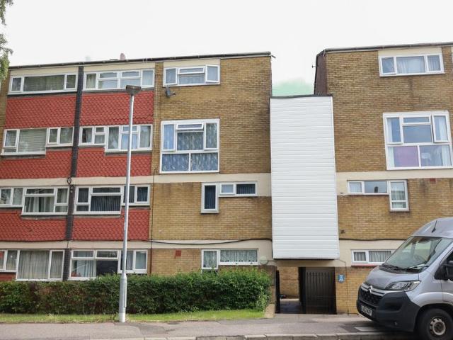 Flat for sale in Piccotts End, Dacorum