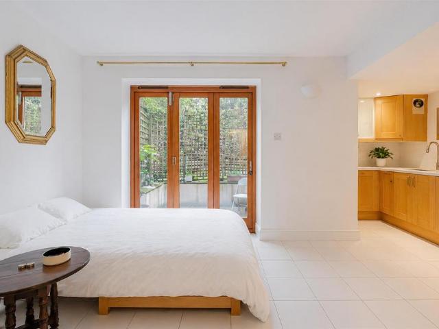 Flat for sale in Highbury, Greater London