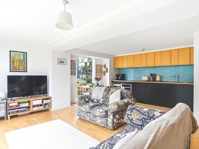 Flat for sale in Richmond Hill, West Yorkshire