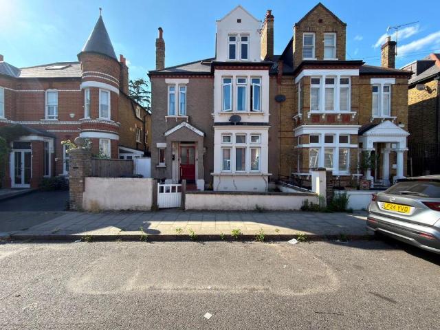 Flat for sale in Streatham, Greater London