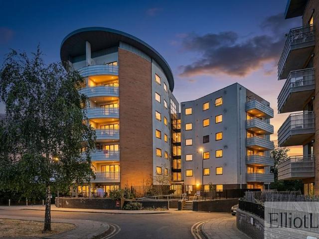 Flat for sale in Lane, Greater London