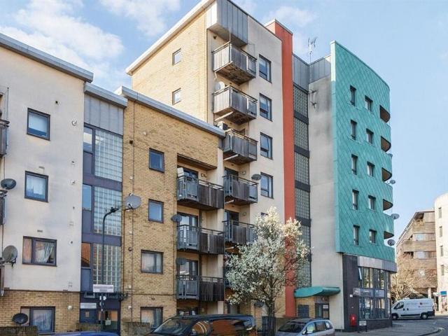 Flat for sale in Harlesden, Greater London