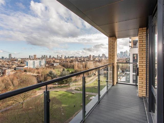 Flat for sale in Suttons Wharf, Mile End