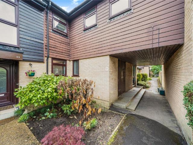 Flat for sale in Woking, Surrey