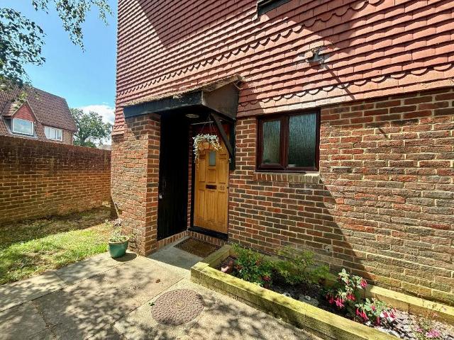 Flat for sale in London Borough of Croydon, Shirley