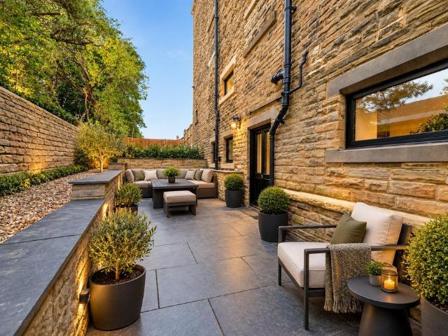 Flat for sale in Farsley, West Yorkshire