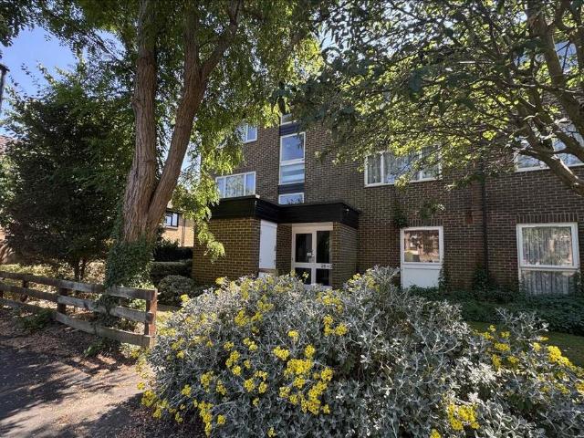 Flat for sale in London Borough of Hounslow, Feltham