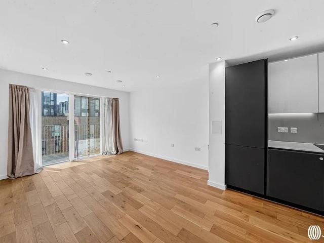 Flat for sale in Stratford Marsh, Greater London