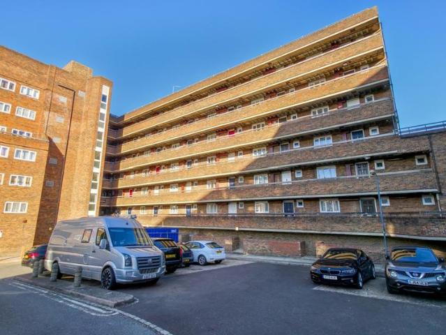 Flat for sale in Shooters Hill, Greater London
